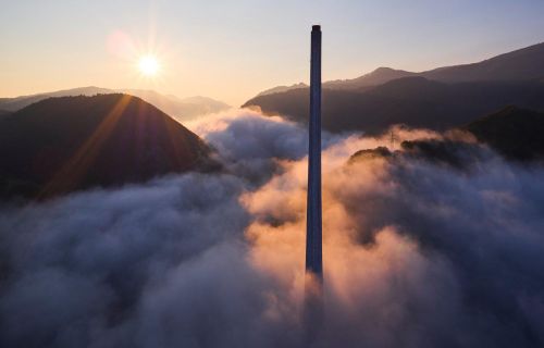 360 metrů vysoký elektrárenský komín elektrárny Trbovlje, Foto: © Jakob Schweighofer/Red Bull Content Pool